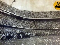 Foto: "Invasión a campo de juego en La Bombonera para festejar Boca Juniors campeón 1962" Barra: La 12 • Club: Boca Juniors • País: Argentina