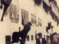 Foto: "Espectadores ingresando al estadio (circa 1934)" Barra: La Barra del Rojo • Club: Independiente • País: Argentina