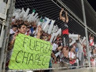 Foto: "Pancartas en honor de las víctimas del accidente con Chapecoense" Barra: Los Borrachos del Tablón • Club: River Plate
