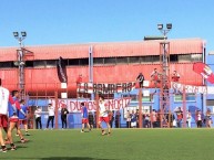 Foto: "Hinchas presentes en el entrenamiento del plantel en Iquique, antes del partido contra Deportes Iquique" Barra: Los Marginales • Club: Curicó Unido • País: Chile