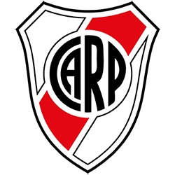 Fanaticas hinchas de la barra brava Los Borrachos del Tablón y hinchada del club de fútbol River Plate de Argentina