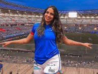 Hincha - Tribunera - Chica - Fanatica de la Barra: Torcida Fanáti-Cruz • Club: Cruzeiro • País: Brasil