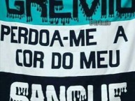 Trapo - Bandeira - Faixa - Telón - "Grêmio perdoa-me a cor do meu sangue" Trapo de la Barra: Geral do Grêmio • Club: Grêmio