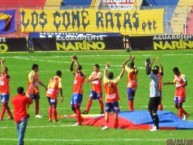 Trapo - Bandeira - Faixa - Telón - "LOS FAMOSOS COME RATAS" Trapo de la Barra: La Banda Tricolor • Club: Deportivo Pasto • País: Colombia
