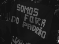 Trapo - Bandeira - Faixa - Telón - "Somos fora do padrão (Loucos Pelo Botafogo 22)" Trapo de la Barra: Loucos pelo Botafogo • Club: Botafogo • País: Brasil