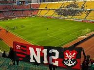 Trapo - Bandeira - Faixa - Telón - "Nação 12 presente no Estádio Hernando Siles, Bolivar x Flamengo." Trapo de la Barra: Nação 12 • Club: Flamengo • País: Brasil
