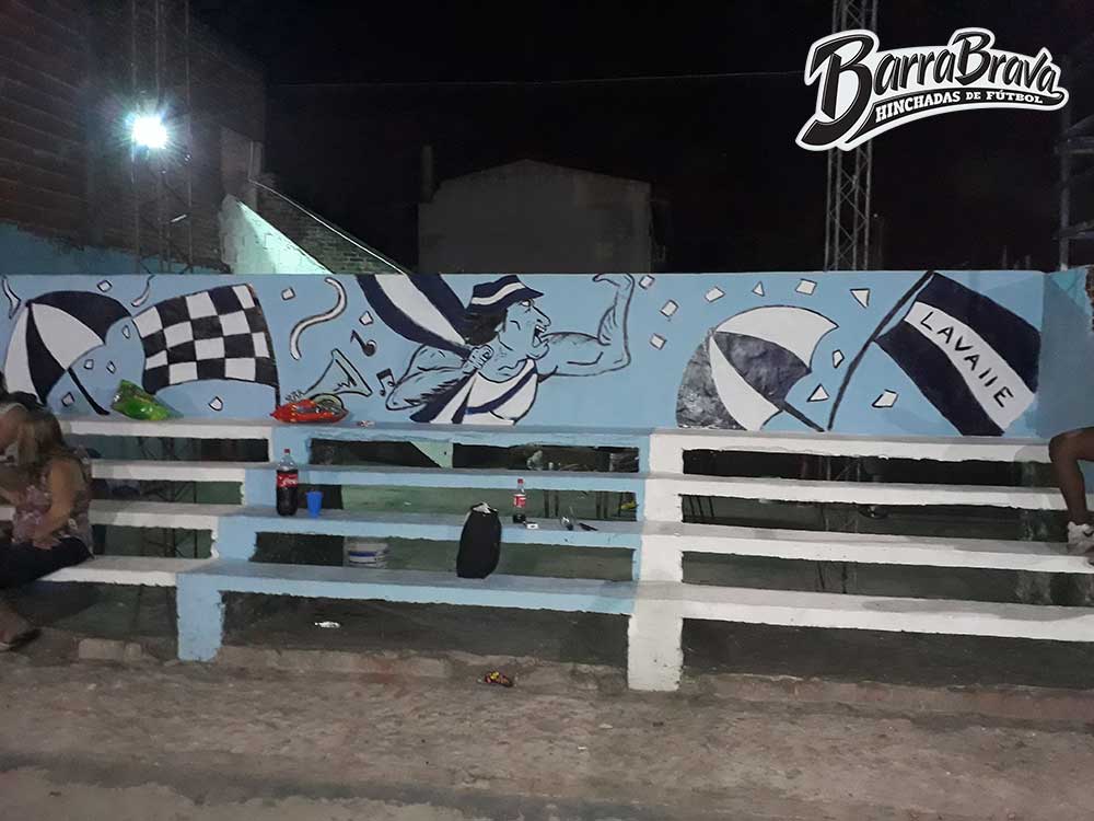 Club Lavalle es un Club Social Deportivo y Cultural de Argentina Buenos Aires, Monte Grande. Donde se le enseña fútbol a chicos con mural de BarraBrava.net